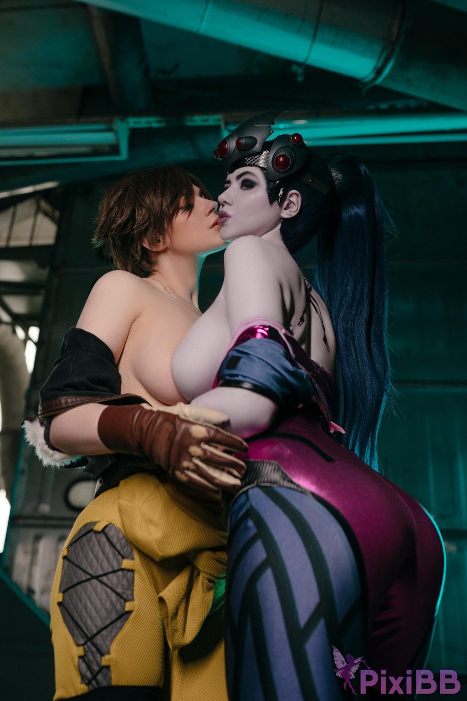 Alina Becker & AdamaeDono: Widowmaker x <b>Tracer</b> (Overwatch) Sexy <b>Cosplay</b>.